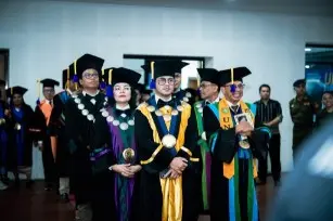 WISUDA-09664-1024x683_copy_512x341_copy_307x204